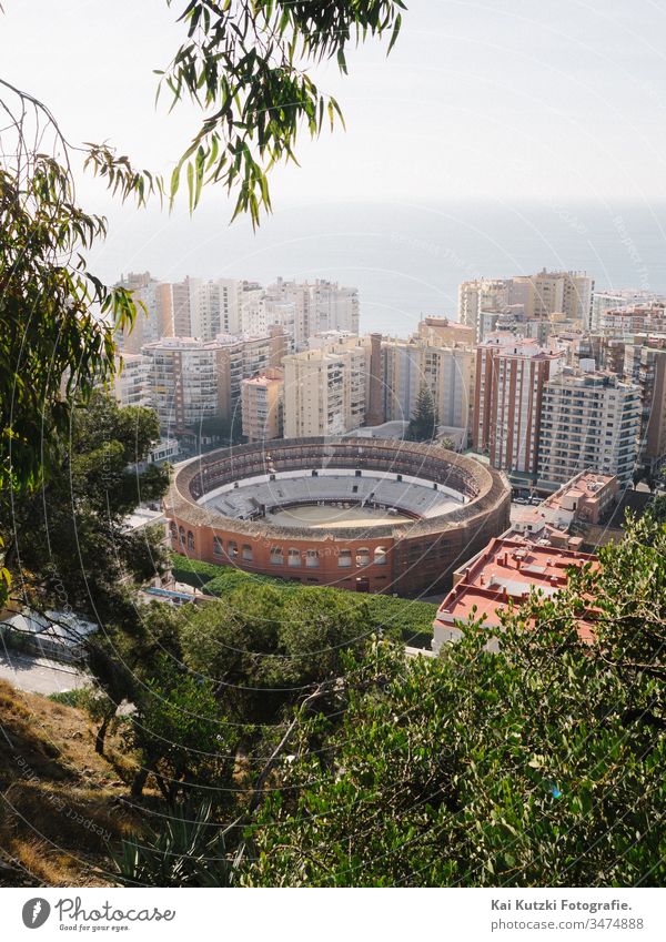 Die historische Stierkampfarena von Málaga bei Sonnenaufgang Malaga Mittelmeer Tourismus Tourist touristisch Städtereise Ferien & Urlaub & Reisen Feiertage