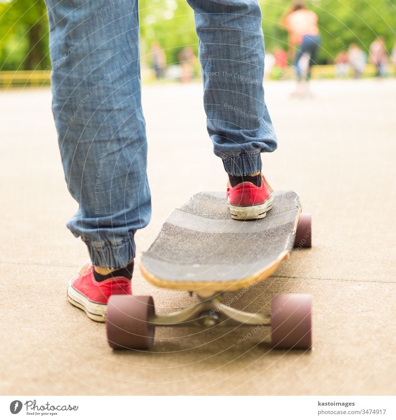 Teenagerin übt Longboard fahren. urban Holzplatte Skateboard Sport eine Lifestyle Skateboarding Schlittschuh Spaß lang Skater Mädchen Jugend jung Sommer Straße