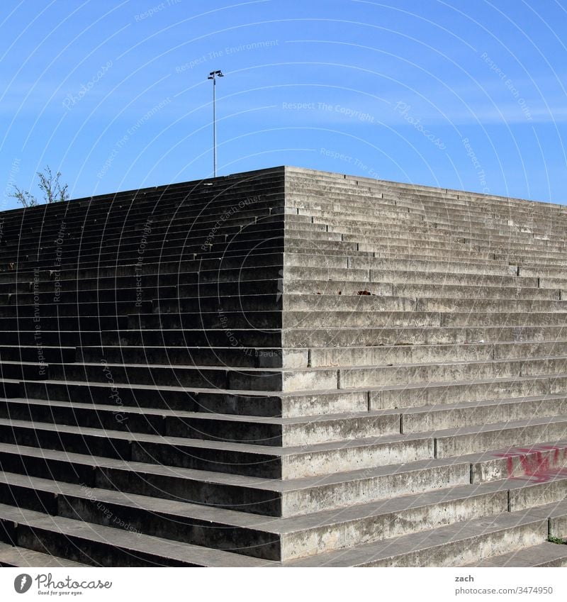 Treppe und Laternenpfahl Stadt Mauer Wand Tür Architektur Gebäude Fassade Linie Plattenbau DDR DDR-Architektur Berlin Stufenordnung stufen blau Himmel