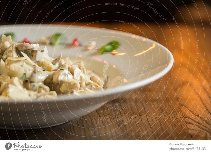 Gnocchi mit Putenfleisch und Steinpilzen in einer Sahnesoße Hähnchen Mittagessen vorbereitet Teller Saucen weiß Abendessen Lebensmittel Mahlzeit Speise Truthahn