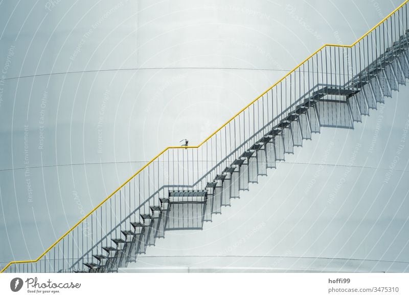 Aussentreppe an einem Tanklager Gasometer Treppengeländer Notausgang Treppenturm Fluchtweg Fassade Wendeltreppe Lagerhaus Symmetrie Nottreppe Schatten Linie