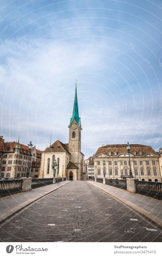 Zürcher Stadtbild mit der Munsterbrucke-Brücke und alten Gebäuden Schweiz Architektur Blauer Himmel Kirche Stadtzentrum Uhrenturm leere Straße Europa Europäer