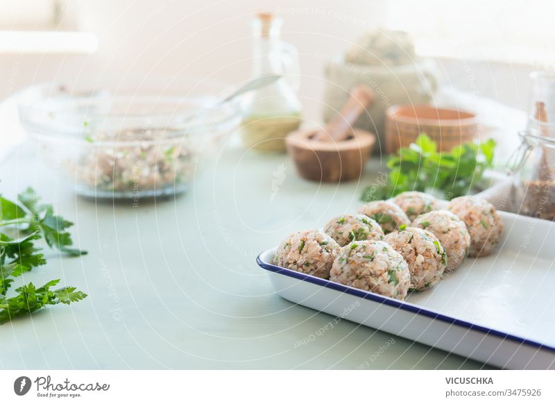 Veganer Buchweizen Bällchen. Küchentisch mit Zutaten. Gesundes Kochen und Essen zu Hause geschmackvoll Bälle Tisch Gesundheit heimwärts Essen zubereiten