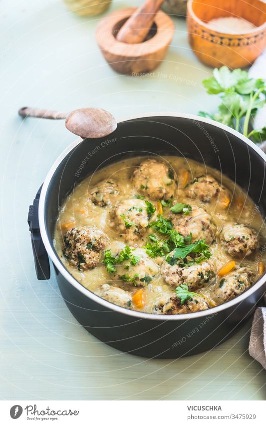 Vegane Buchweizenbällchen in Gemüsesauce im Kochtopf auf dem Küchentisch-Hintergrund. Nahaufnahme. Konzept für gesundes Kochen zu Hause Veganer Bälle Saucen