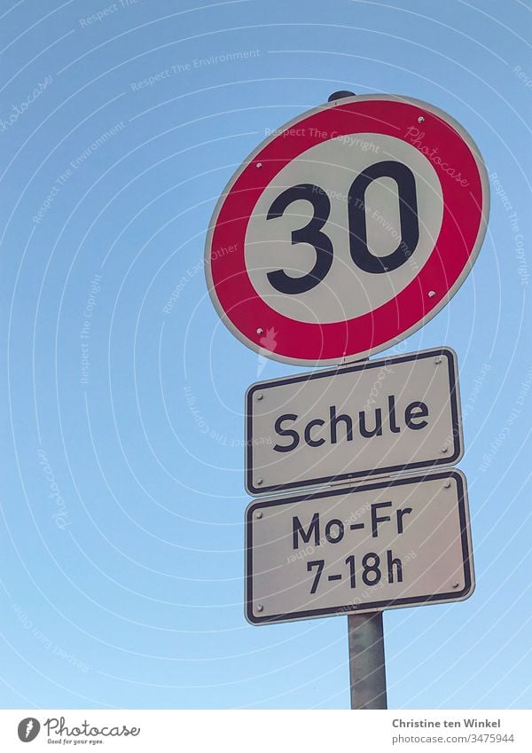 Verkehrsschild, Tempo 30, Schule, Montag bis Freitag 7-18 Uhr Verkehrszeichen Warnschild Hinweisschild Hinweisschild Schule Schilder & Markierungen