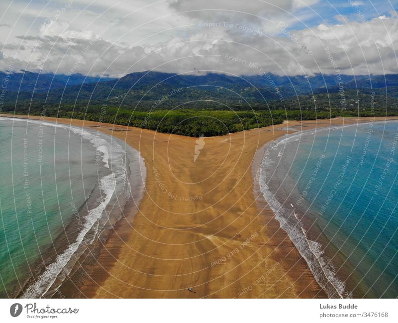 Uvita-Strand aus der Luft, Luftaufnahme, in Costa Rica uvita Antenne Tropen Dröhnen Landschaft reisen Flosse Himmel Straße MEER Berge u. Gebirge Natur Küste