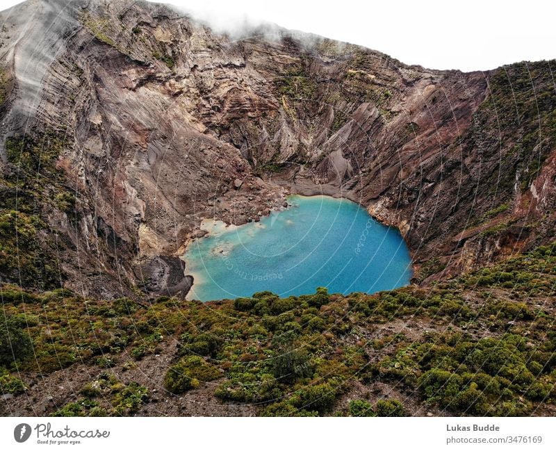 Luftaufnahme des Vulkans Irazú (Irazu) von oben mit einem wunderschönen blauen See im Krater des Vulkans, Costa Rica Kratersee Vulkan Irazú Dröhnen Vulkansee