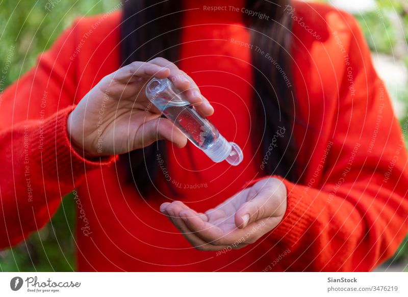 Nähen Sie die Hände der Frau mit einem Desinfektionsgelspender zu, Bakterien Coronavirus Grippe COVID19 Virus covid-19 vermeiden Alkohol Pflege liquide