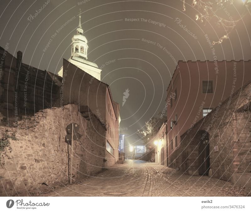 Dunkle Gasse eng Nacht Nachthimmel Kunstlicht Mauer Turm Haus Kopfsteinpflaster Baum Zweig dunkel geheimnisvoll Fenster Menschenleer Außenaufnahme Wand Farbfoto