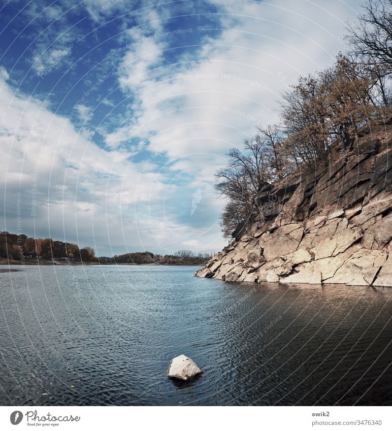 Lausitzer Granitküste See Küste Stein Steilküste Himmel Wolken Landschaft Natur Stausee Fels Bäume Horizont Felsen Außenaufnahme Farbfoto Menschenleer steil