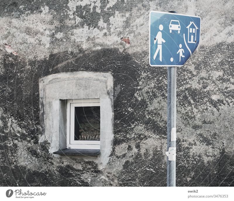 Kaputtgespielt Spielstraße Haus Wand Fenster marode alt Zahn der Zeit Schild Fußfgängerzone Piktogramme Figuren Symbole Mann Kind Ball Hauswand grau blau