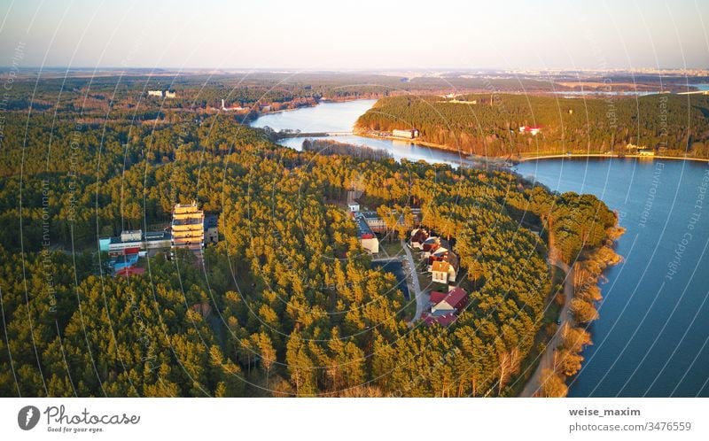 Erholungszone und Großstadt-Luftaufnahme. Flussufer mit Wald und Sanatorium See Frühling Ufer Park Seeufer Baum Wasser Ansicht Panorama ländlich Tag