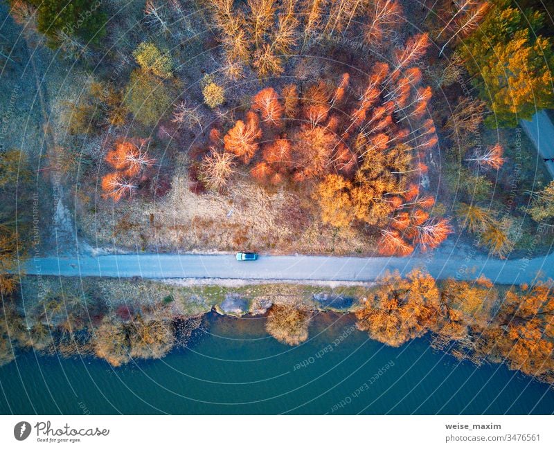 Auto auf einer Straße, Erholungszone - Draufsicht aus der Vogelperspektive Fluss See Frühling Ufer Park Seeufer Baum PKW Top Weide Wasser Ansicht Wald Flussufer