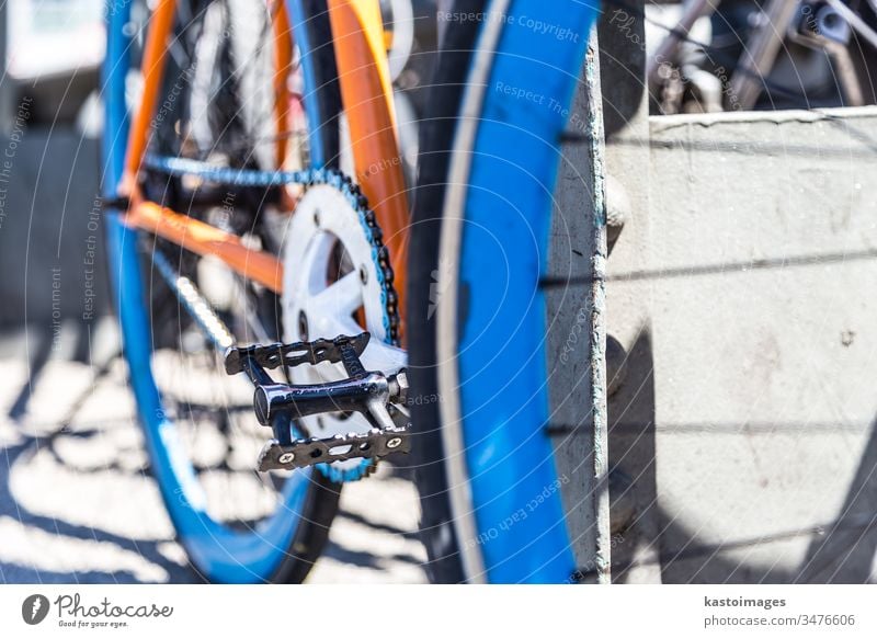 Nahaufnahme eines bunten Hipster-Stadtfahrrads. Fahrrad Detailaufnahme Chrom retro Transport altehrwürdig farbenfroh anketten Rad blau urban orange Metall