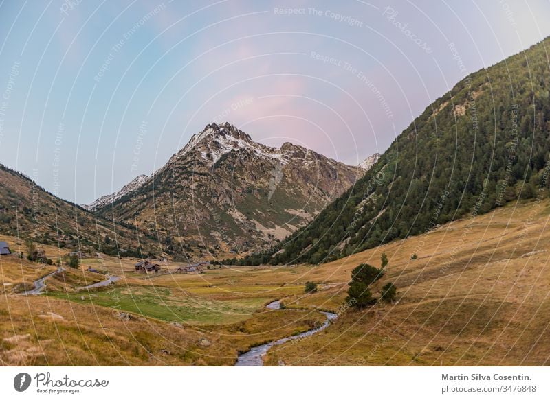 Vall d'Incles Landschaft mit dem Gipfel Alt de Juclar. Incles, Canillo, Andorra Alpen Andorra la Vella Architektur schön Schönheit blau hell canillo