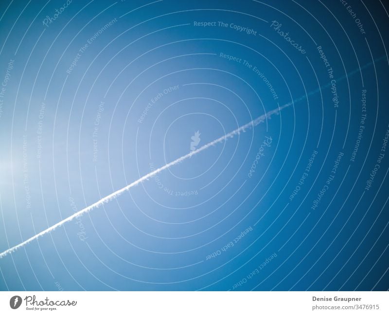 Kondensierende Streifen am blauen Himmel über Deutschland abstrakt Air Luftraum Atmosphäre Luftverkehr Hintergrund schön Chemikalie Chemtrail Chemtrails Cloud