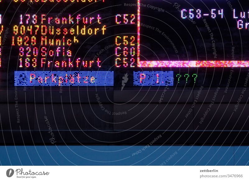 Informationstafel am Flughafen Tegel abend abfertigungsgebäude berlin-tegel corona covid19 dunkelheit flughafen flugpatz leer nacht straße tower txl verkehr