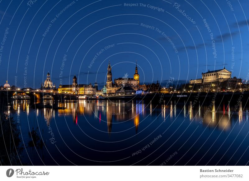 Skyline Dresden nach Sonnenuntergang Hofkirche Dresden kunstakademie Elbe Sachsen Architektur Illumination Stadt Ausflug Städtereise Wahrzeichen Tourismus Abend