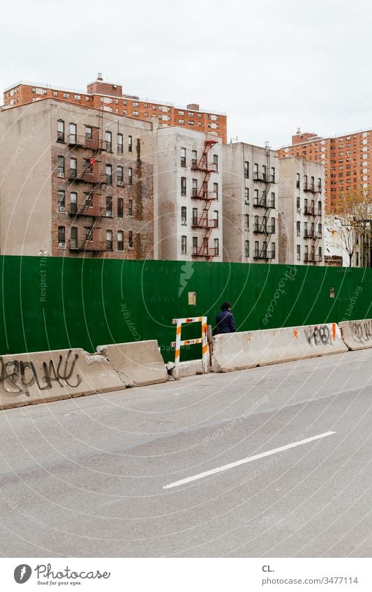 wohnhäuser in harlem, new york Straße Person Mensch gehen Häuser Verfall trist Wand Baustelle Hochhaus Wohnhaus urban Architektur Gebäude Stadt Haus Fassade