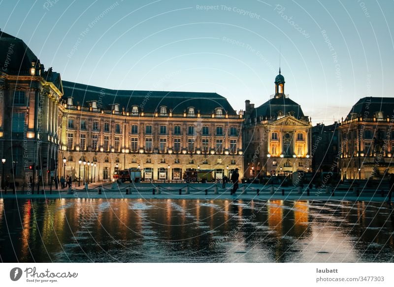 Stadtlandschaft von Bordeaux, Aquitaine, Frankreich - Landschaft von der Garonne der französischen Stadt Bordeaux Bordeaux-Wein gironde Börse Spiegel antik