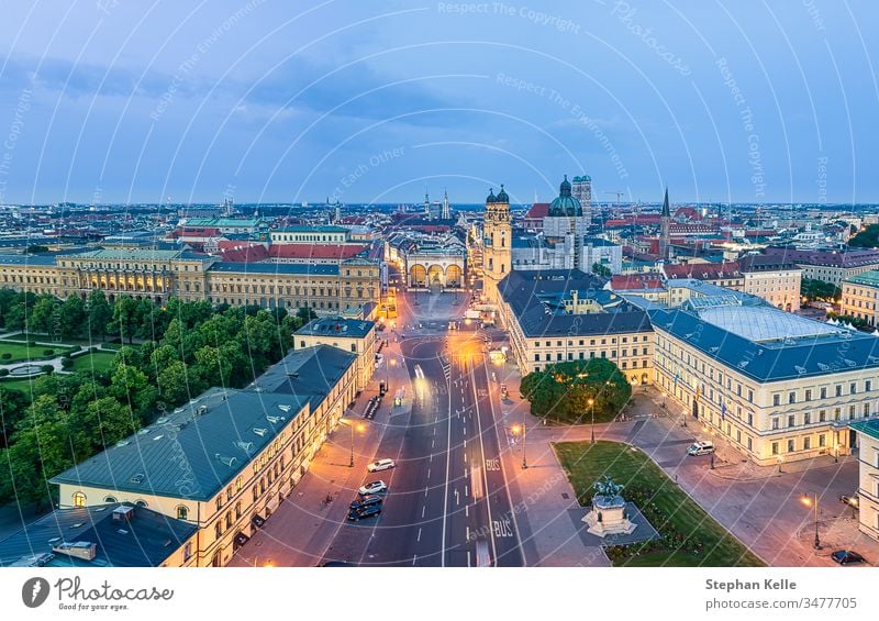 Überblick über München mit der berühmten Frauenkirche am Morgen Architektur von oben Außenaufnahme Stadt Licht Bauwerk Gebäude Farbfoto Wahrzeichen Kirche