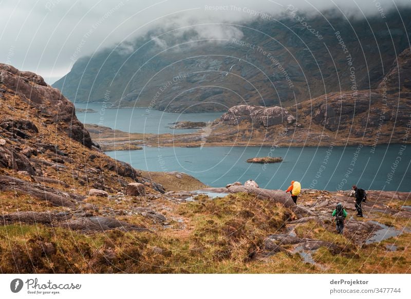 Wanderung zum Loch Coruisk Weitwinkel Totale Zentralperspektive Schwache Tiefenschärfe Schatten Licht Textfreiraum oben Textfreiraum unten Textfreiraum Mitte