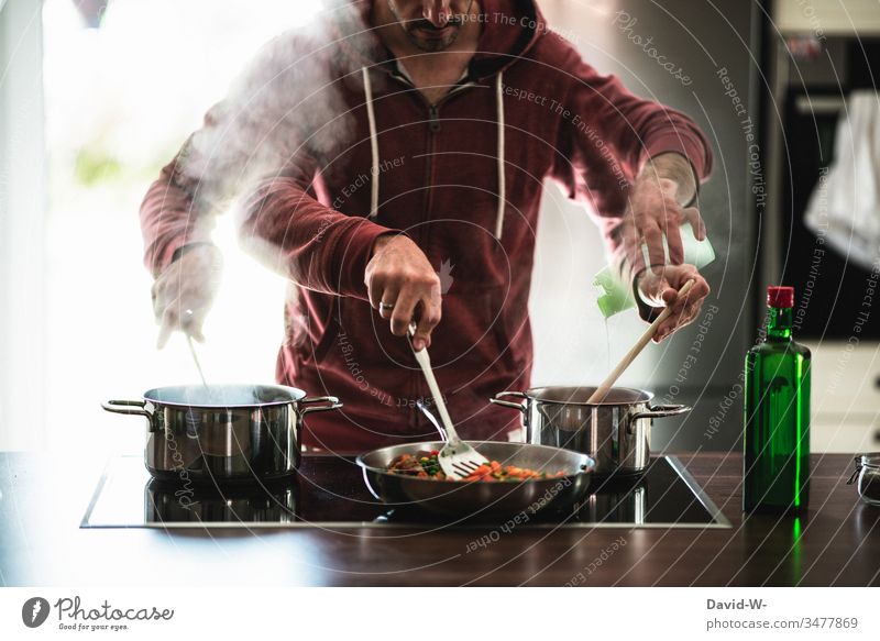 multitasking Mann Hausmann kocht unter Zeitdruck mehrere Dinge gleichzeitig talentiert schnell Stress kochen zeitdruck beeilung Fotomontage Kreativität Kocht