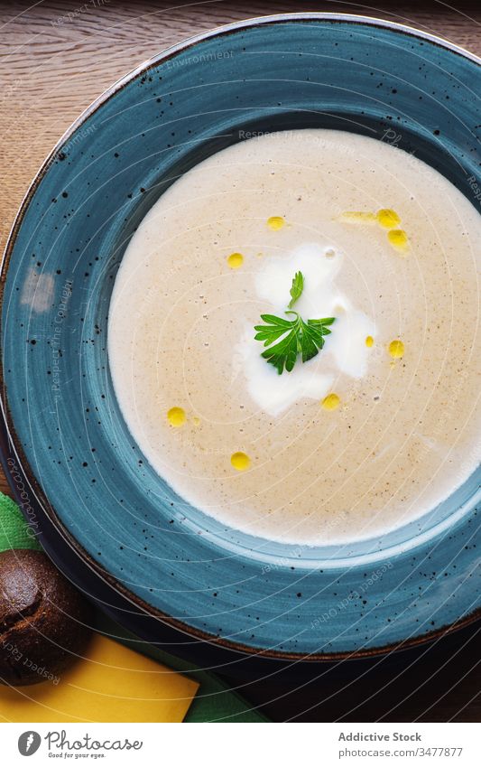 Schmackhafte Cremesuppe mit Champignons Suppe Pilz Steinpilze Sahne Püree Teller Lebensmittel lecker geschmackvoll Speise Petersilie Garnierung Mahlzeit