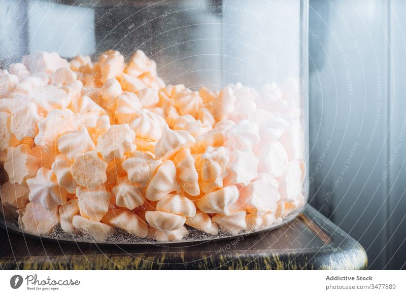 Glasgefäß mit Mini-Meringues Schaumgebäck Dessert süß Bonbon Lebensmittel geschmackvoll Konfekt selbstgemacht lecker Haufen Konditorei Container farbenfroh rosa