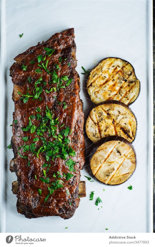 Gegrillte Schweinerippchen und Auberginen Fleisch Rippe Grillrost Schweinefleisch grillen Barbecue Kraut Gemüse Lebensmittel lecker geschmackvoll Abendessen