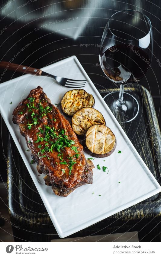 Gegrillte Schweinerippchen und Auberginen Fleisch Rippe Grillrost Schweinefleisch grillen Barbecue Kraut Gemüse Lebensmittel lecker geschmackvoll Abendessen