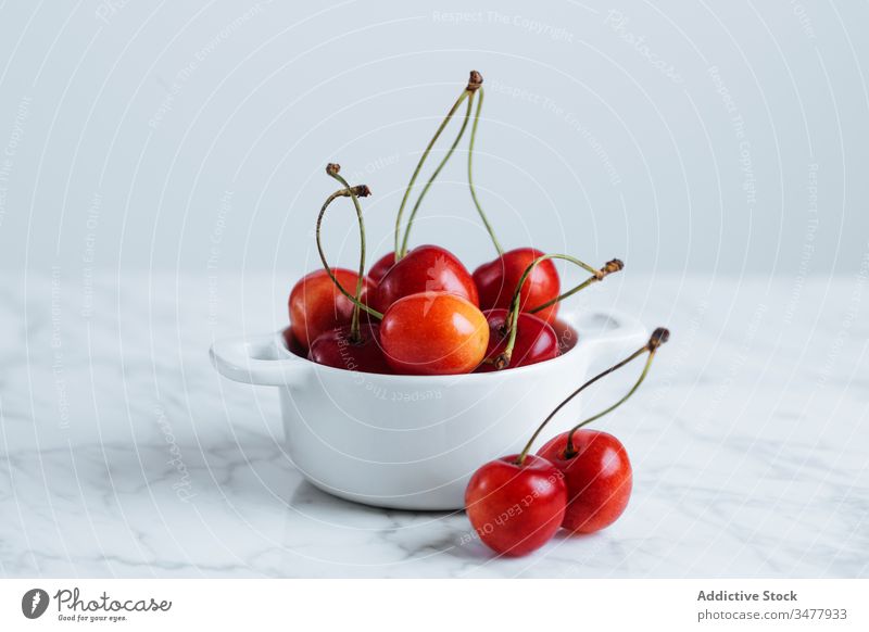 Rote Kirsche in weißer Schale auf dem Tisch rot Beeren Frucht frisch reif natürlich Lebensmittel Gesundheit Schalen & Schüsseln Topf Haufen Pflanze Stengel