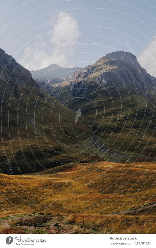 Bergiges Tal bei bedecktem Himmel Berge u. Gebirge Grasland einsam wolkig Einsamkeit ländlich Hochland Landschaft Natur Schottland reisen Tourismus Umwelt