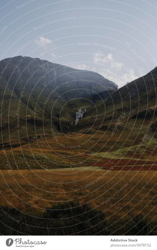 Bergiges Tal bei bedecktem Himmel Berge u. Gebirge Grasland einsam wolkig Einsamkeit ländlich Hochland Landschaft Natur Schottland reisen Tourismus Umwelt