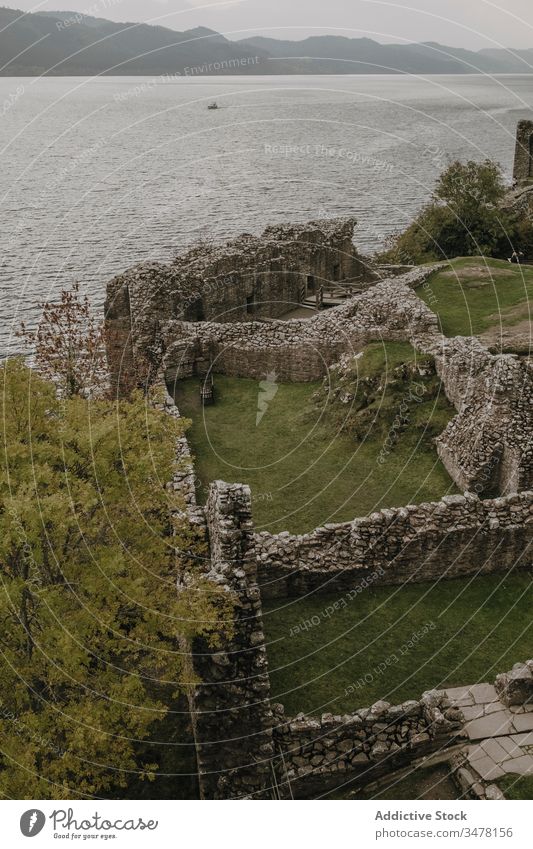 Ruinen einer mittelalterlichen Burg in der Nähe eines Bergsees Burg oder Schloss antik See Hügel Wand grün Historie Architektur reisen Natur Tourismus Hochland