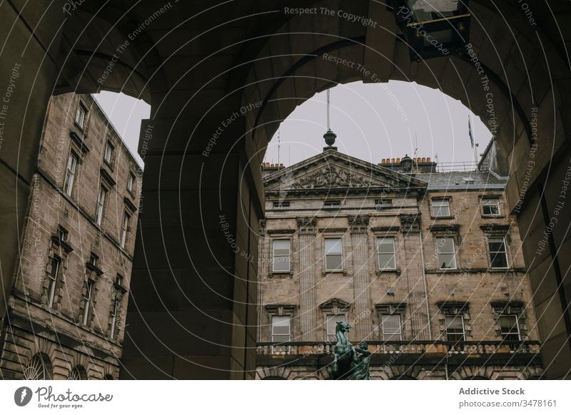 Historisches Steingebäude mit Bögen und Säulen Architektur Gebäude alt historisch Großstadt antik Bogen Schottland Edinburgh Außenseite reisen Wahrzeichen