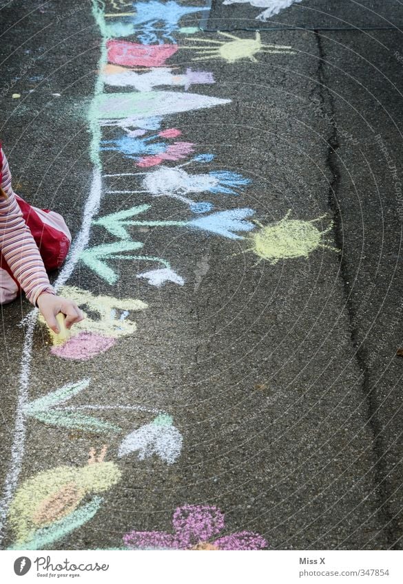 Straßenmalerin Freizeit & Hobby Spielen Kinderspiel Mensch Kleinkind Mädchen Kindheit 1 3-8 Jahre 8-13 Jahre Kunst Künstler Maler Kunstwerk Gemälde zeichnen