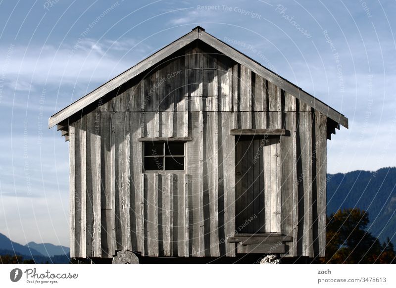 alt I der Lack ist ab, graues Holzhaus vor Bergpanorama Ruine kaputt Haus Vergänglichkeit Mauer Zerstörung Wand Verfall Fassade Vergangenheit Renovieren Gebäude