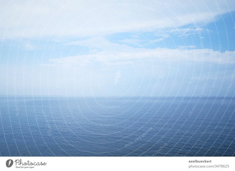 offenes Meer und bewölkter Himmel - minimalistischer Hintergrund Horizont Wasser blau Nordsee Meereslandschaft Tag Deutschland Natur wolkig bedeckt Textfreiraum