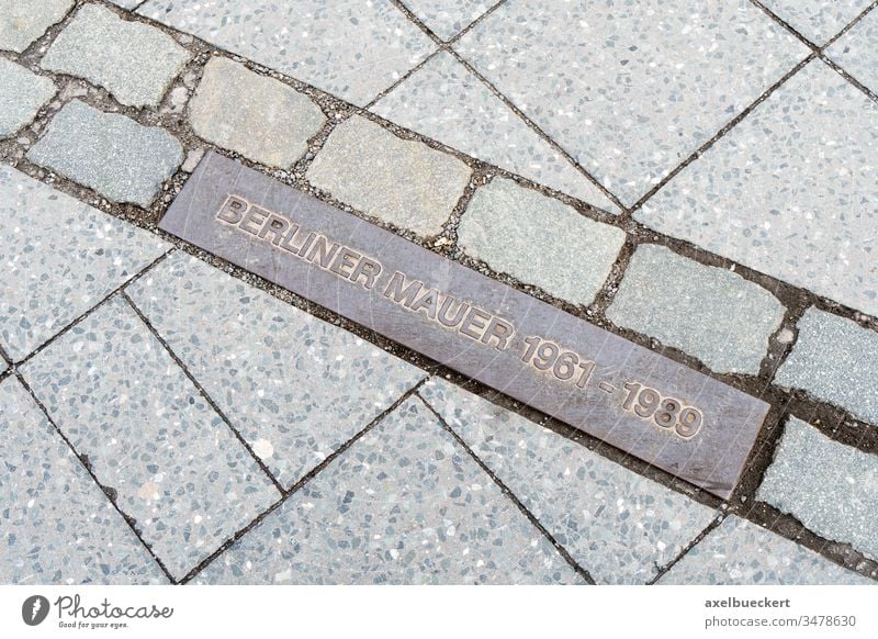 Gedenktafel zur Erinnerung an die ehemalige Grenze Berliner Mauer Deutschland Plakette Straßenbelag Bürgersteig reisen Ausflugsziel Wahrzeichen Tourismus