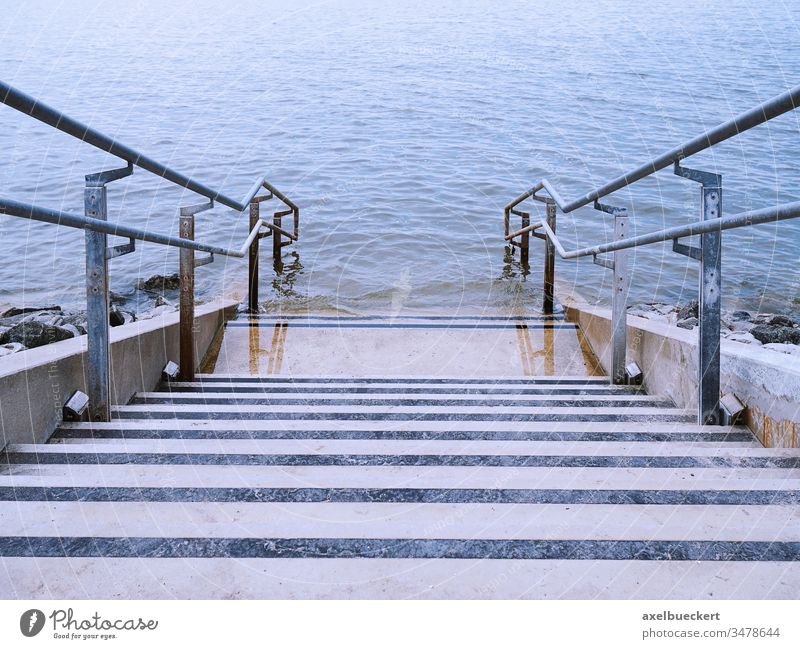 Treppe führt ins Wasser Meer Freitreppe Fluss See Abstieg nach unten Perspektive im Freien Natur niemand Küste Architektur schwimmen Geländer Textfreiraum