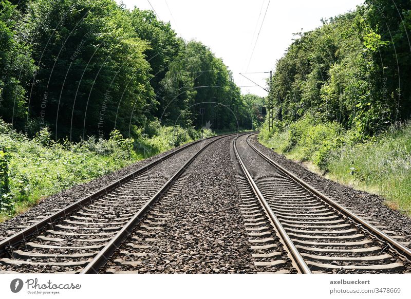 leere  Bahngleise - kein Reiseverkehr - Bahnreise Hintergrund mit Textfreiraum bahnreise Schiene Verkehr reisen Eisenbahn Zug Konzept Ausflug Transport Fernweh