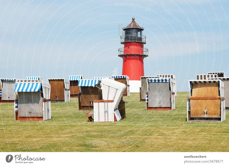 leere Strandkörbe auf dem Deich in Büsum büsum Leuchtturm Strandkorb Nordsee Küste Deutschland Landschaft reisen Urlaub Stadt Schleswig-Holstein maritim Natur