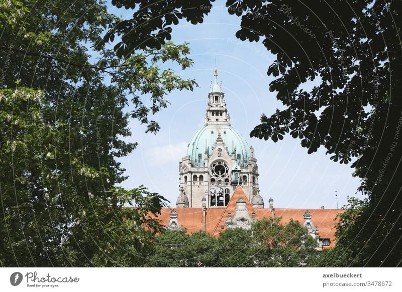 Neues Rathaus in Hannover von Bäumen eingerahmt neues Rathaus Rathausturm Niedersachsen Deutschland Wahrzeichen Rahmen Natur Architektur Turm Baumkrone anders