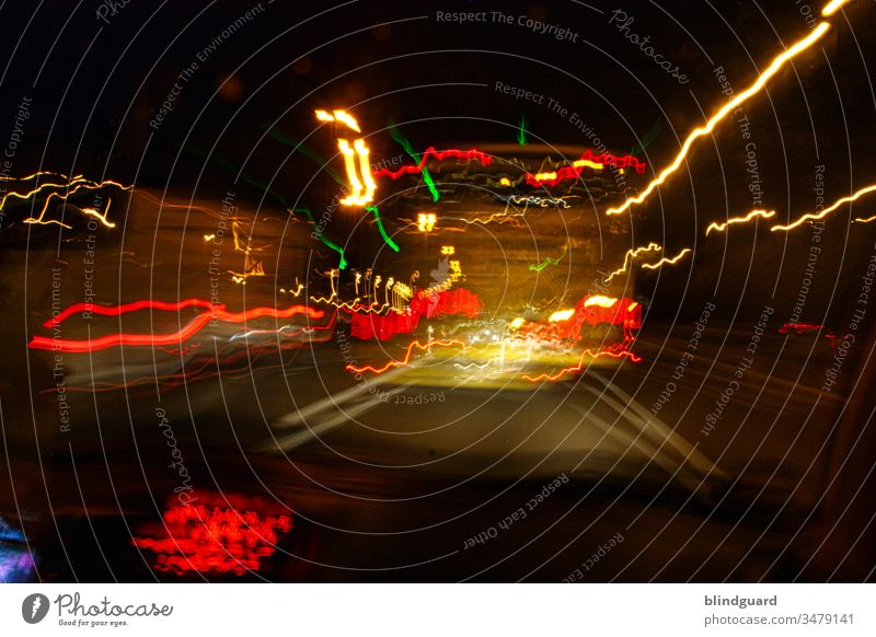 Speed of light. Light in Motion.Licht-Geschwindigkeit Langzeitbelichtung Verkehr Straßenverkehr dunkel Lichterscheinung Außenaufnahme Verkehrswege Autofahren