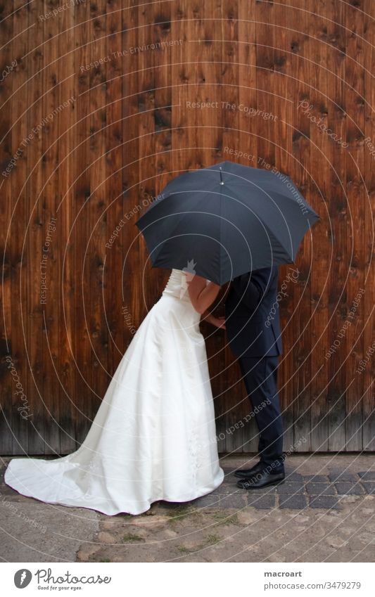 Regenhochzeit Hochzeit Hochzeitsfotografie Brautstrauss brautstrauß DIY eheringe selber machen hochzeitsstraußß floristik brautpaar bräutigam zarte farben weiß