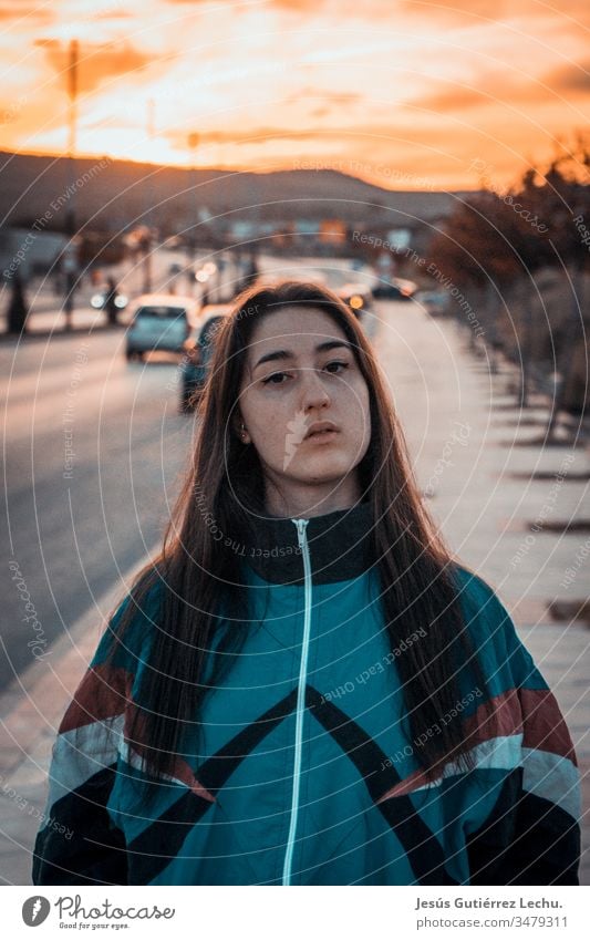 Vintage-Girl mitten auf der Straße mit einem Sonnenuntergang im Hintergrund Mädchen altehrwürdig Vintage-Mädchen Porträt orange süßes Mädchen niedlich schön