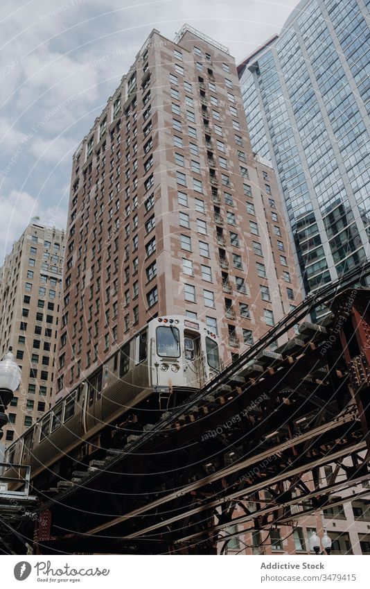 Zug auf einer Hochstraße in der Nähe moderner Gebäude Großstadt Architektur Chicago urban Straße Konstruktion Verkehr hochheben Arbeitsweg Zeitgenosse Revier