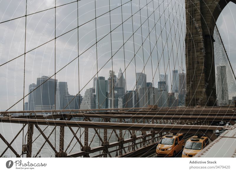 Zeitgenössische Stadt mit Wolkenkratzern und Brücke Großstadt PKW Stadtbild modern Gebäude New York State urban Architektur Metropole Stadtzentrum USA