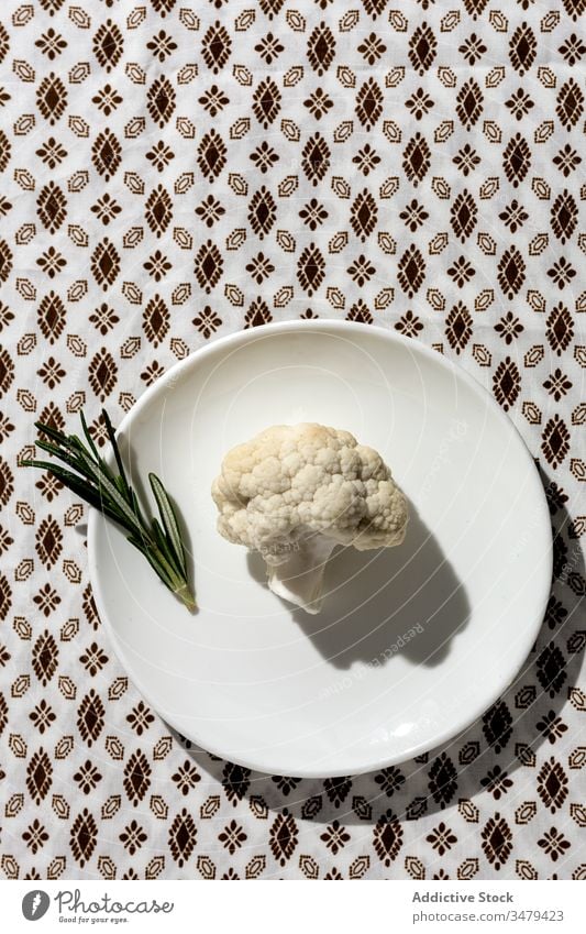 Rohes Blumenkohlbouquet mit Rosmarin im Sonnenlicht Entzug Mahlzeit Gemüse Küchenkräuter gesunde Ernährung Veganer Diät niemand Ast Antioxidans Scheibe